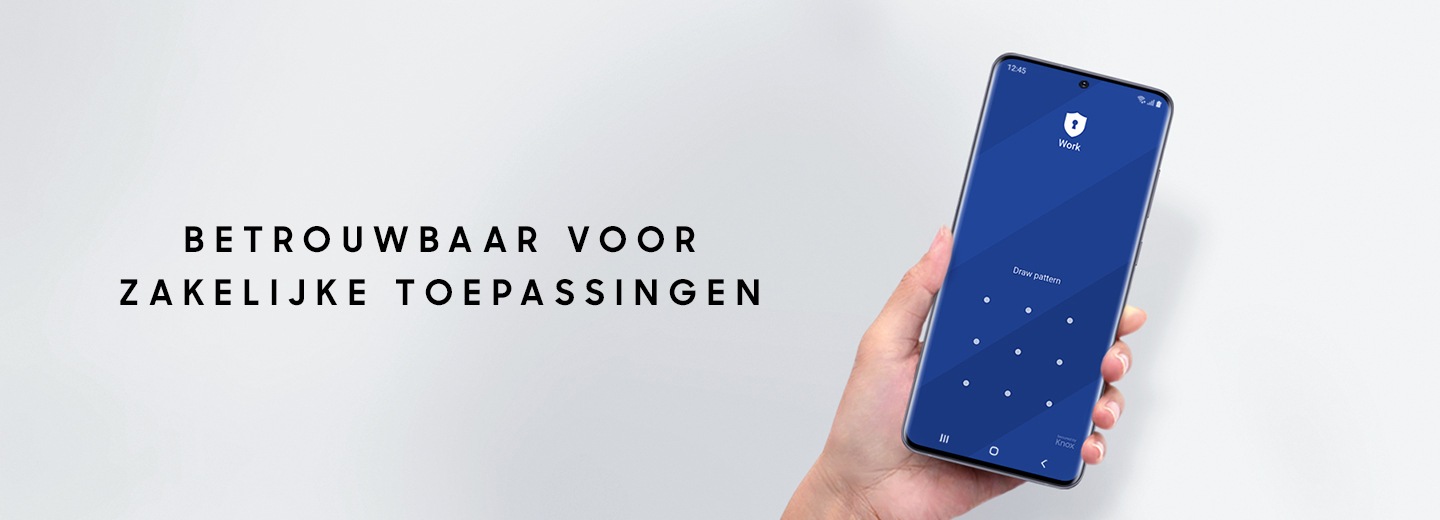 Een hand houdt de Galaxy S20 Ultra vast met de interface van Patroon op het scherm en daarbij de tekst ''Trusted for business''