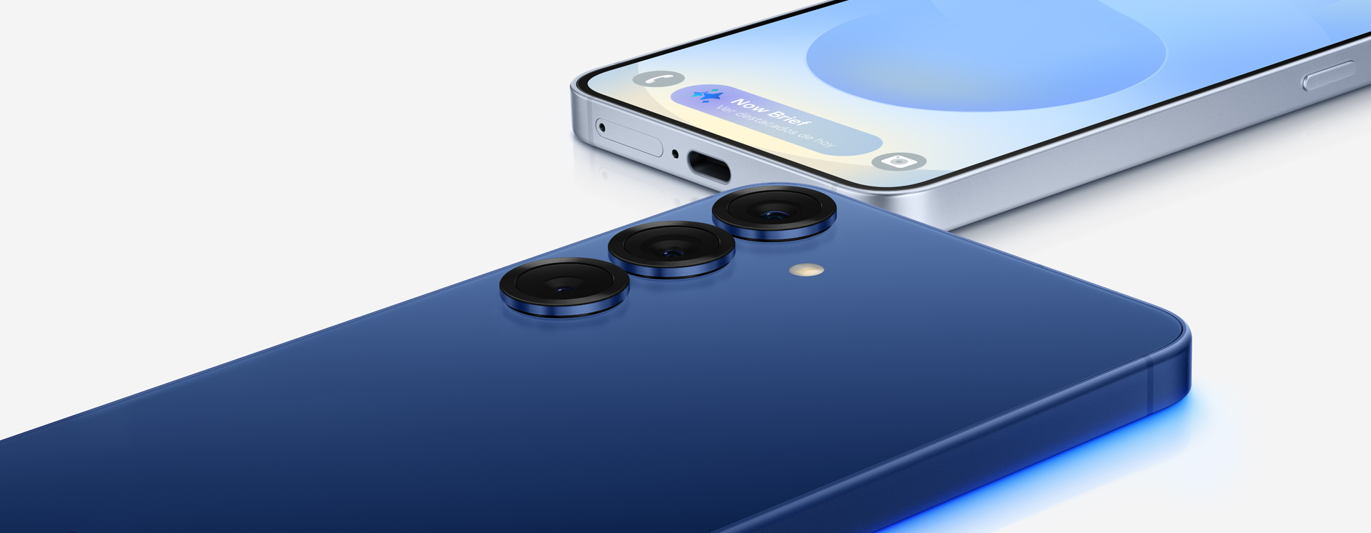 Dispositivos Galaxy S25 y S25 plus, uno encima del otro, ligeramente inclinados. Galaxy AI.