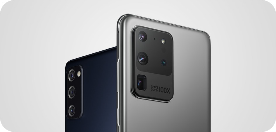 Galaxy S20 FE în culoarea Cloud Navy și Galaxy S20 Ultra în culoarea Cosmic Gray, amândouă văzute oblic, din spate