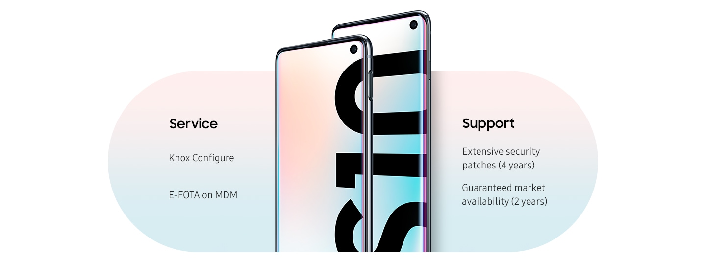 Galaxy S10e står framför Galaxy S10, båda sett från strömknappen sida i en trekvartsvy. Båda har den prismatiska S10-grafiken på skärmen. På sidan av Galaxy S10e finns texten ”Service, Knox Configure, och E-FOTA.” På sidan av Galaxy S10 finns texten ”Support, garanterad marknadstillgänglighet (2 år) och omfattande säkerhetspatchar (4 år)”