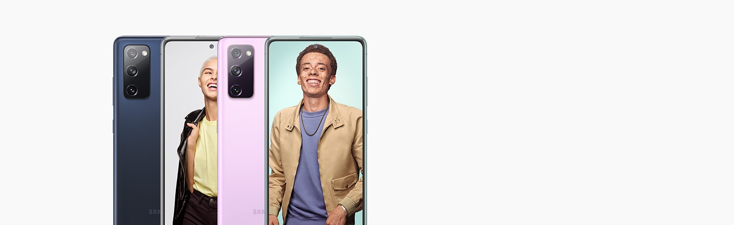 Fyra Galaxy S20 FE telefoner varav två i Cloud Navy och två i Cloud Pink. En av vardera färg ses bakifrån och en av vardera färg ses framifrån Telefonerna ses från framsidan med ett foto av en person på skärmen.