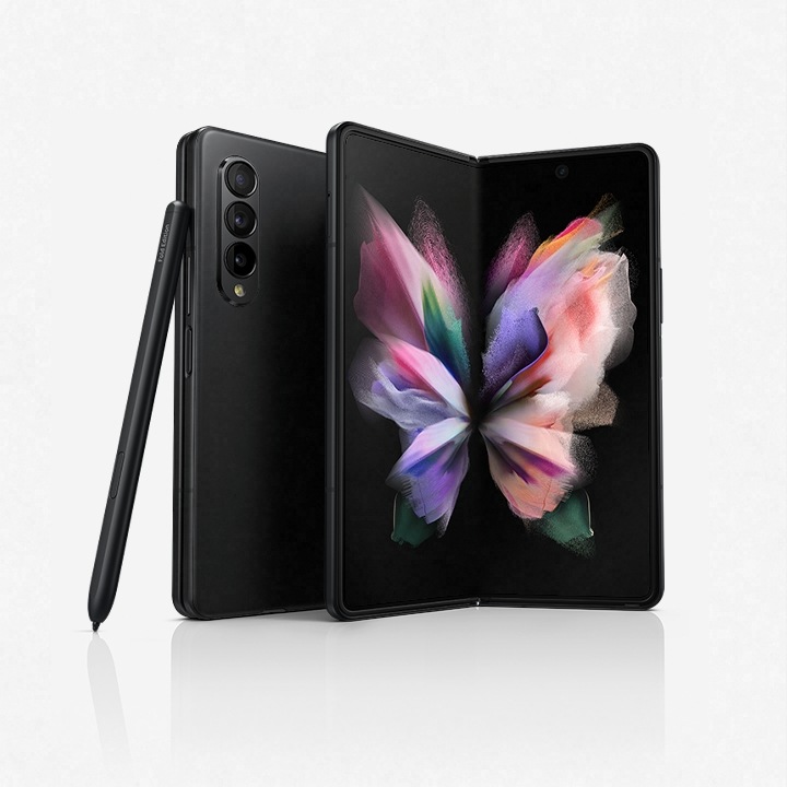 Framifrån av en öppnad Phantom Black Galaxy Fold3 står upprätt i en liten vinkel, bakom den finns en Folded Phantom Black Galaxy Fold3 som visar sin bakre kamera och en svart S Pen står upprätt och lutar sig mot den vikta Galaxy Fold3.