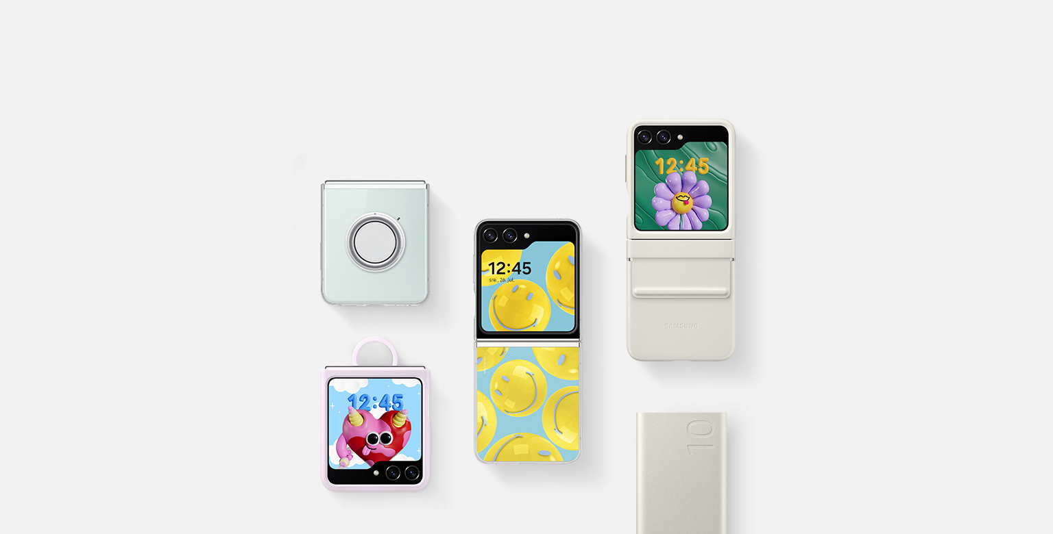 Prikaz dodatne opreme za Galaxy Z Flip5: zunanja baterija, Galaxy Z Flip5 z nameščenim prozornim večnamenskim ovitkom, Galaxy Z Flip5 z nameščenim silikonskim ovitkom z obročem v barvi sivke, Galaxy Z Flip5 z nameščenim preklopnim eko usnjenim ovitkom kremne barve in Galaxy Z Flip5 z nameščenim preklopnim ovitkom in kartico s smejočim obrazom.