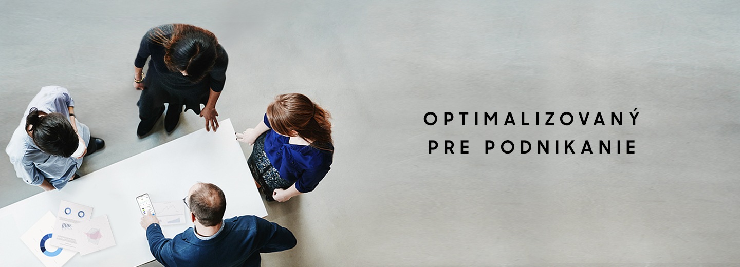 Štyria ľudia stojaci okolo stola s grafmi nad nimi, pričom jeden muž ukazuje na obrazovku Galaxy S20 Ultra 5G a text hovorí Optimalizované pre podnikanie