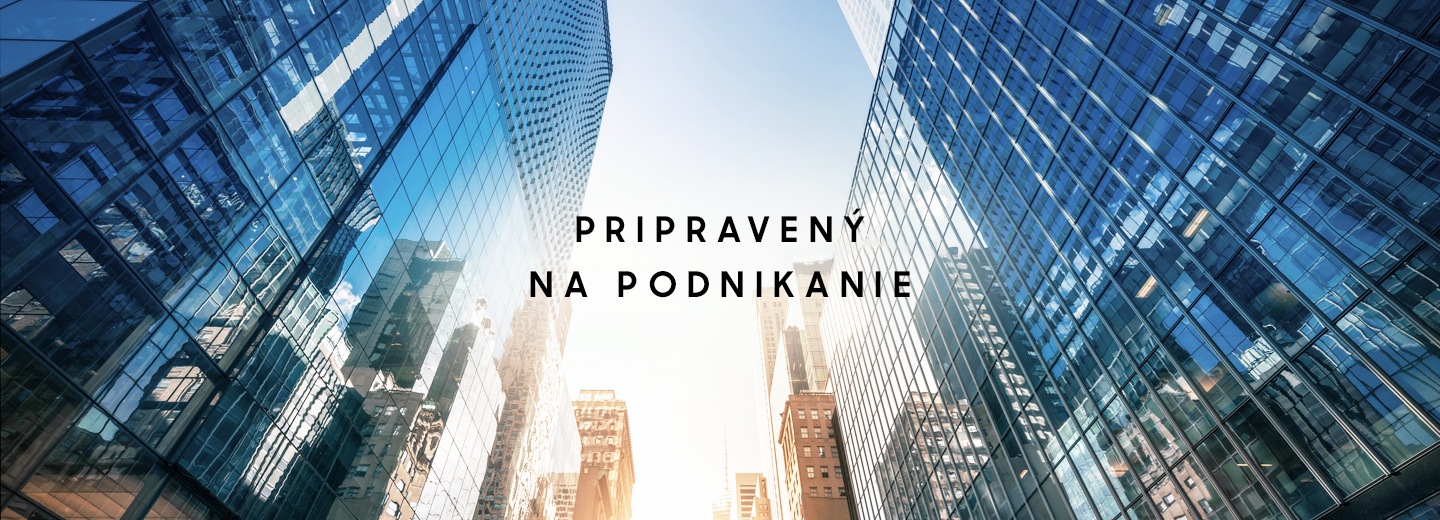 Fotografia obrátená k oblohe medzi viacerými sklenenými mrakodrapmi s nápisom Pripravené na podnikanie