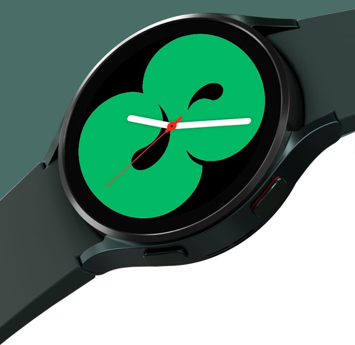ภาพของ Galaxy Watch4 สี Green ที่มีสายรัดข้อมือกางออก หน้าปัดแสดงให้เห็นหนึ่งถึงการออกแบบที่มีการแสดงผลเวลาเป็นสีเขียว
