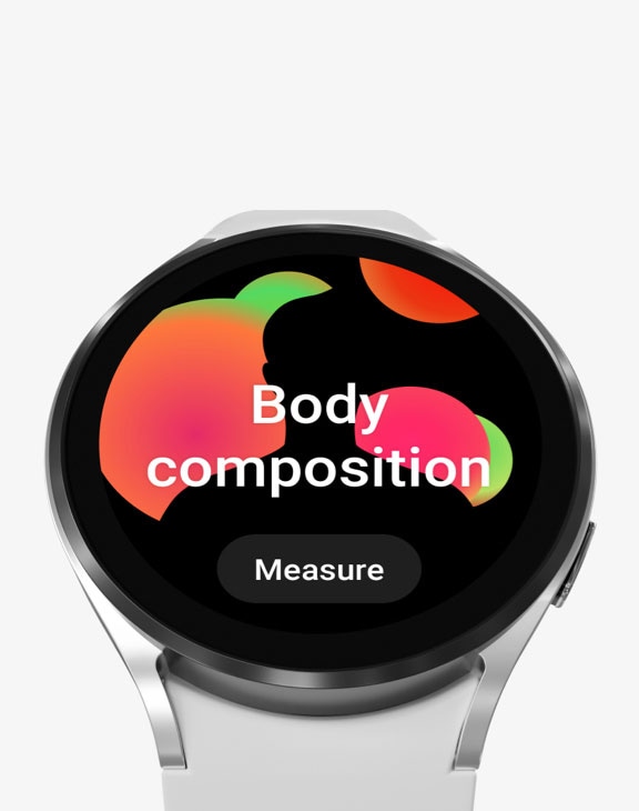 ภาพด้านหน้าของหน้าปัด Galaxy Watch4 ที่แสดงให้เห็นคุณลักษณะการวัดข้อมูลร่างกาย* ที่เปิดใช้งานและรอการวัดอย