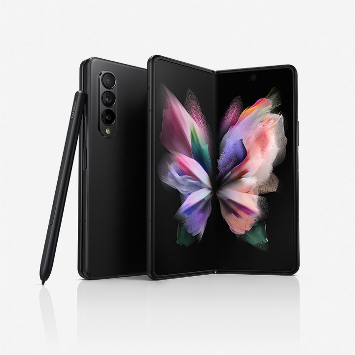 มุมมองด้านหน้าของ Phantom Black Galaxy Fold3 ที่เปิดอยู่นั้นยืนตัวตรงในมุมเล็กน้อย ด้านหลังมี Phantom Black Galaxy Fold3 แบบพับที่แสดงกล้องด้านหลัง และ S Pen สีดำยืนตัวตรงโดยเอนไปทาง Galaxy Fold3 ที่พับอยู่