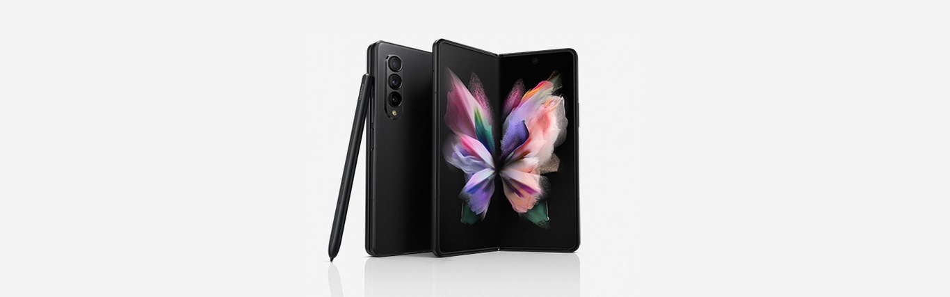 มุมมองด้านหน้าของ Phantom Black Galaxy Fold3 ที่เปิดอยู่นั้นยืนตัวตรงในมุมเล็กน้อย ด้านหลังมี Phantom Black Galaxy Fold3 แบบพับที่แสดงกล้องด้านหลัง และ S Pen สีดำยืนตัวตรงโดยเอนไปทาง Galaxy Fold3 ที่พับอยู่