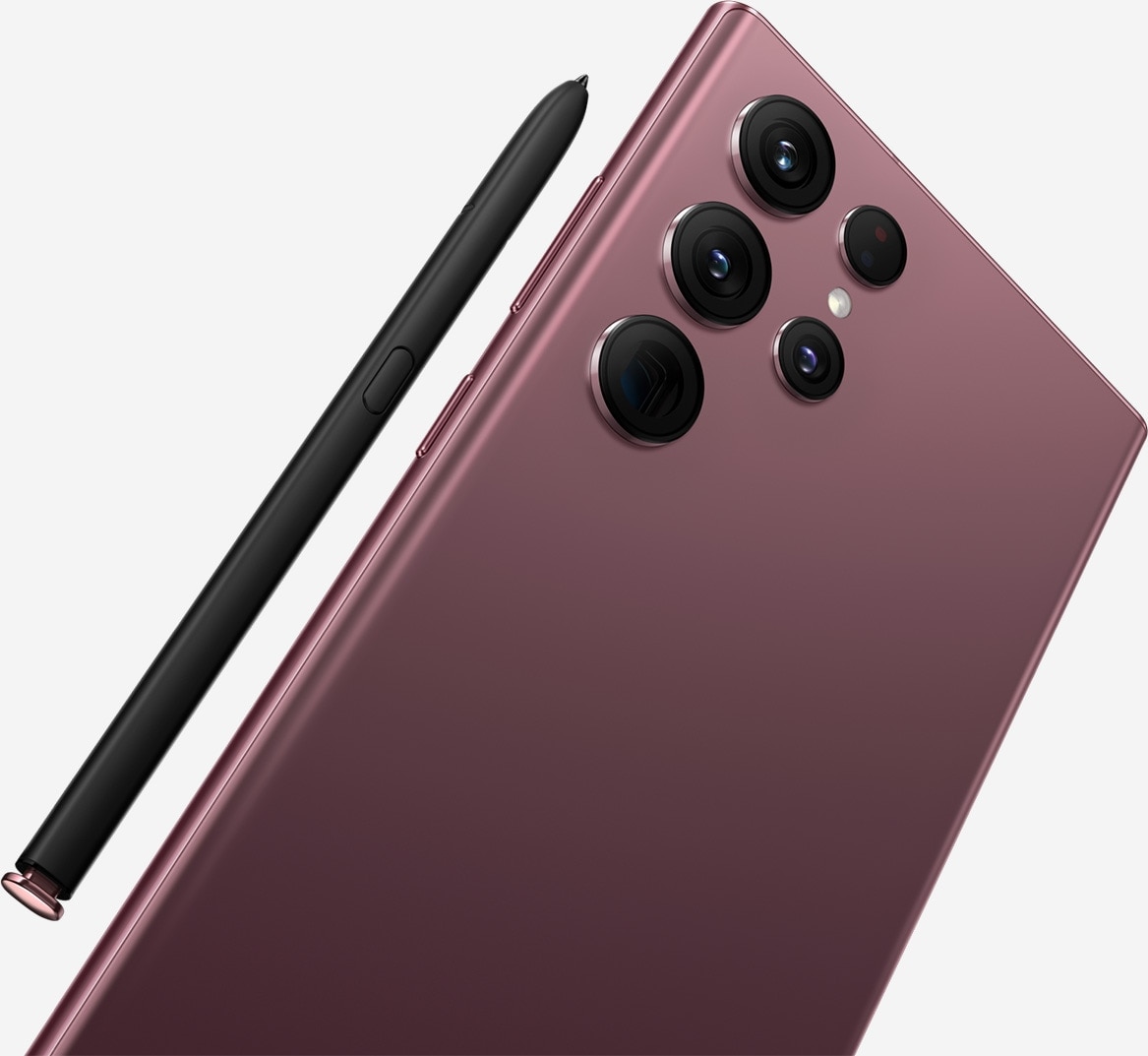從背面看到 Galaxy S22 Ultra 上半部機身,S Pen 位於一側。