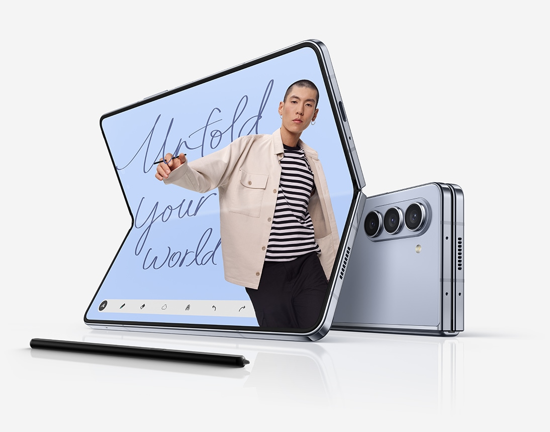 Se muestran dos dispositivos Galaxy Z Fold5 colocados horizontalmente. Uno se ve desde la parte posterior y el otra se despliega y se ve desde la pantalla principal. En la pantalla hay una aplicación para tomar notas con una composición ilustrada hecha de una foto y escrito a mano se lee “Desplegá tu mundo.” Un S Pen Fold Edition para Galaxy Z Fold5 se encuentra adelante.