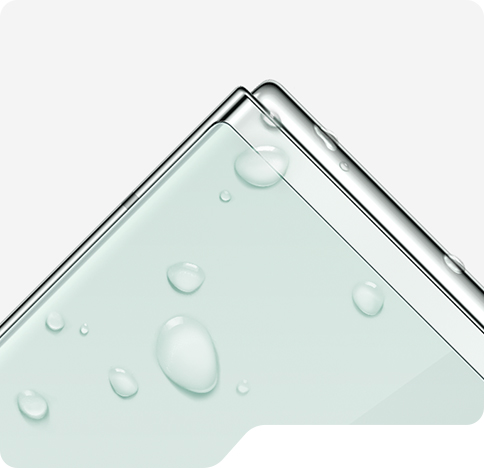 لقطة مقربة لزاوية هاتف Galaxy Z Flip5 مع قطرات الماء من الخارج.