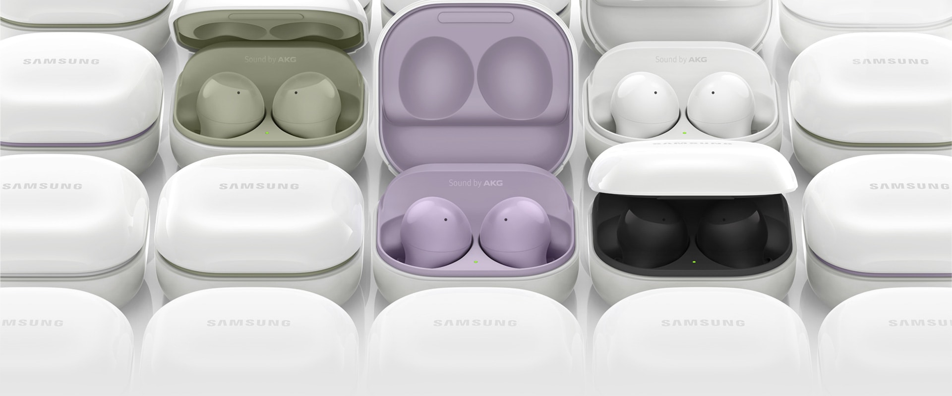 علب سماعات Galaxy Buds2 معروضة بجانب بعضها البعض، حيث تفتح العديد منها لإظهار ألوان مختلفة للعلب من الداخل، بدءاً من اللون الأخضر الزيتوني واللافندر والأبيض إلى الأسود.