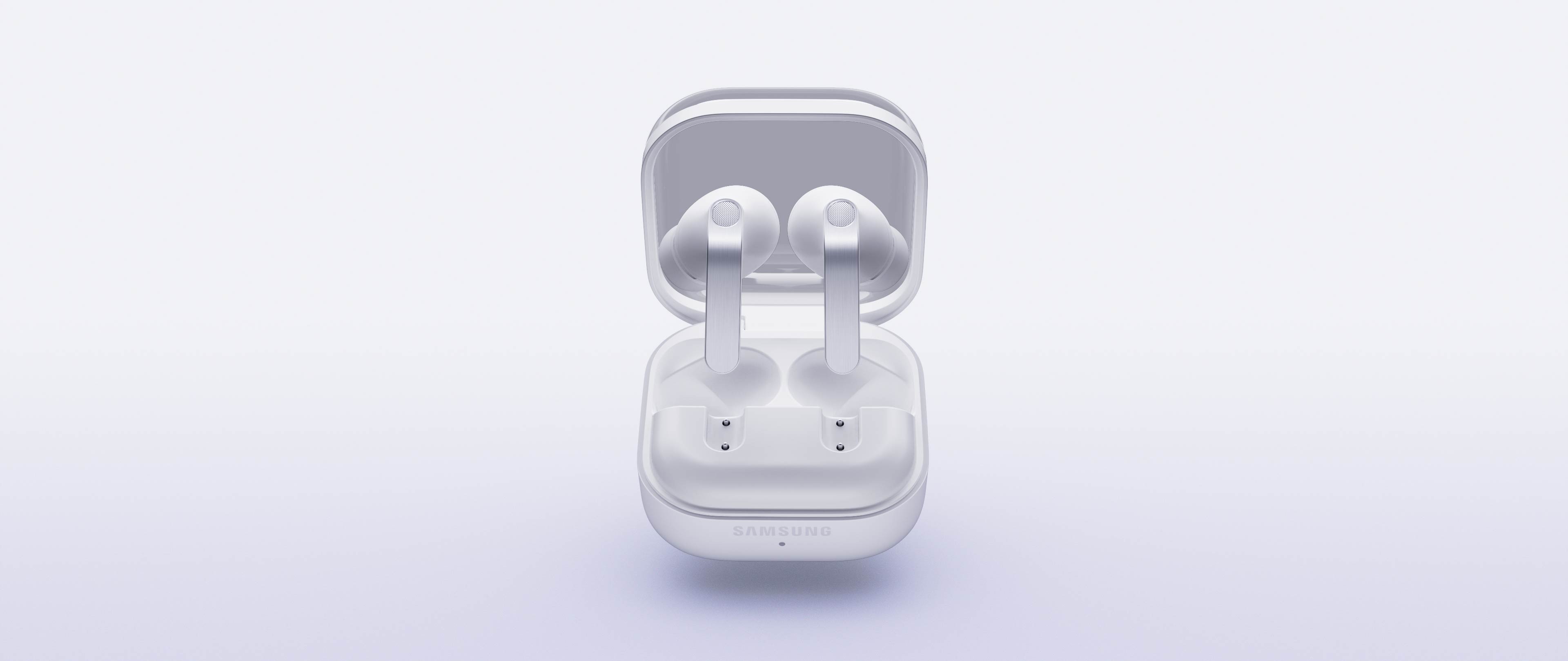 لقطة مقربة لسماعة Galaxy Buds4 Pro بلون أبيض، تُظهر الحواف المعدنية لكلا السماعتين. في إحدى السماعتين، يتم التركيز على الشبكة في أعلى الحافة التي تدور ببطء. في السماعة الاخرى  يكون التركيز على المادة المعدنية. تظهر السماعتان جنباً إلى جنب. يظهر صوت قوي يهز السماعات، في إشارة إلى إصدار سماعةGalaxy Buds4 Pro للصوت القوي.