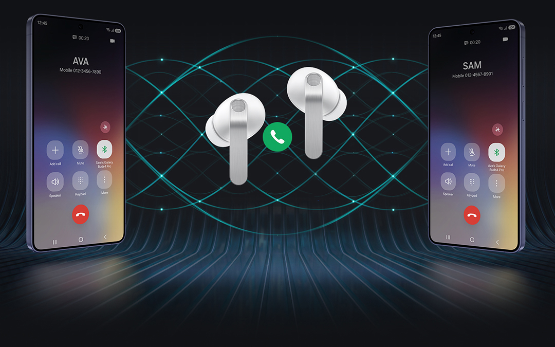 على كل جانب ، يظهر هاتف Galaxy ، وفي الوسط سماعات Galaxy Buds4 Pro بيضاء. وبين السماعات، يظهر رمز الاتصال الهاتفي. الهاتف الأيسر يعرض شاشة الاتصال مع ظهور اسم Ava ، وعلى اليمين، تظهر شاشة الاتصال مع عرض اسم Sam. في الخلفية تظهر موجات تبرز ميزة الاتصال فائق الوضوح لدى سماعة Galaxy Buds4 Pro.