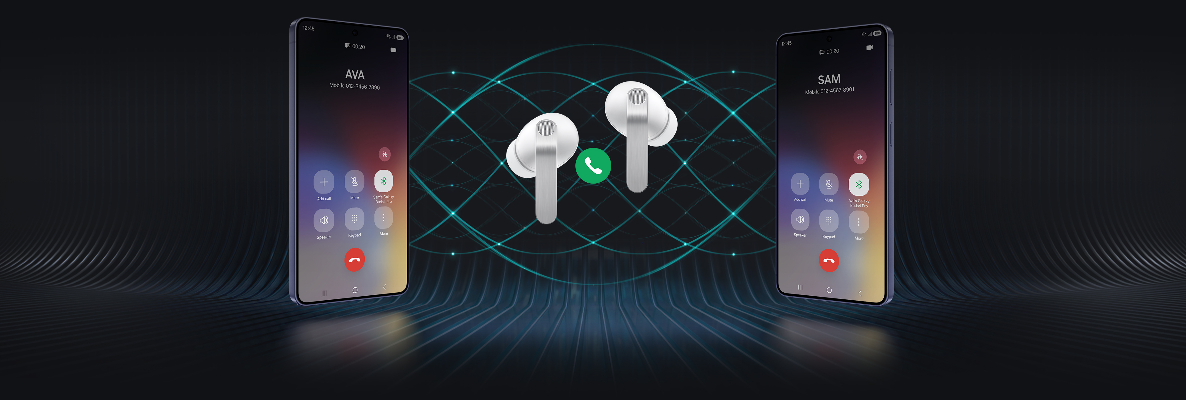 على كل جانب ، يظهر هاتف Galaxy ، وفي الوسط سماعات Galaxy Buds4 Pro بيضاء. وبين السماعات، يظهر رمز الاتصال الهاتفي. الهاتف الأيسر يعرض شاشة الاتصال مع ظهور اسم Ava ، وعلى اليمين، تظهر شاشة الاتصال مع عرض اسم Sam. في الخلفية تظهر موجات تبرز ميزة الاتصال فائق الوضوح لدى سماعة Galaxy Buds4 Pro.
