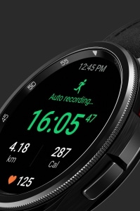 ساعة Galaxy Watch6 Classic بخلفية سوداء وخلفية تطبيق الجري
