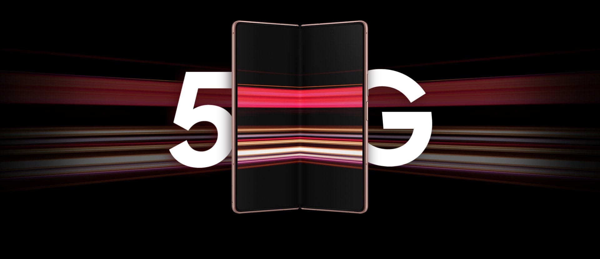 هاتف Galaxy Z Fold2 بلون برونزي مستيك، يتم فتحه وتراه من الأمام، مع ظهور 5G على كلا الجانبين وخطوط ملونة في الخلفية والشاشة الرئيسية للتعبير عن مدى سرعة شبكة 5G.