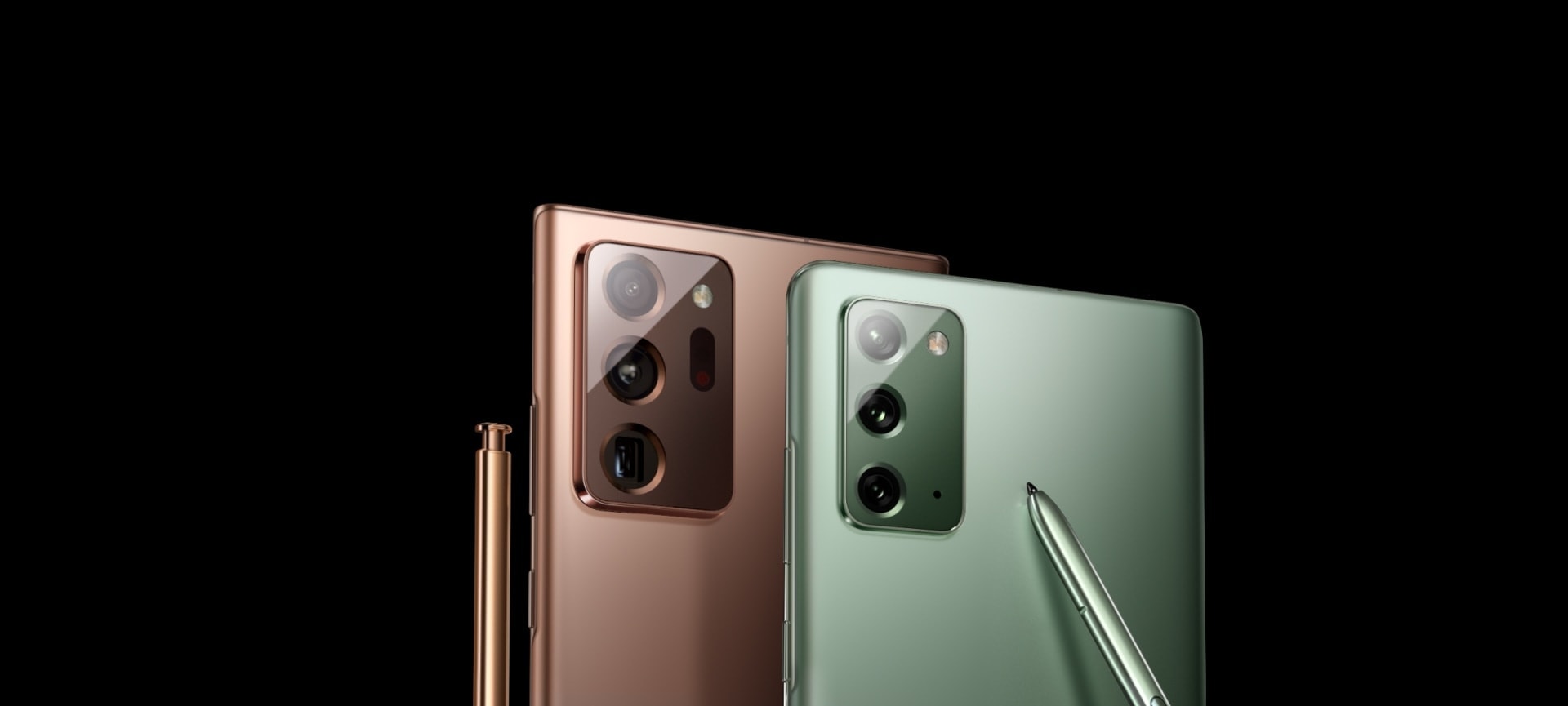 The upper halves of Galaxy Note20 in Mystic Green and Galaxy Note20 Ultra in Mystic Bronze, both seen from the rear at a three-quarter angle. The matching S Pen for both phones is leaning against the phone.