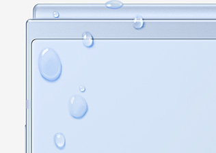 A close up of a corner of Galaxy Z Flip6 with water droplets on the outside.