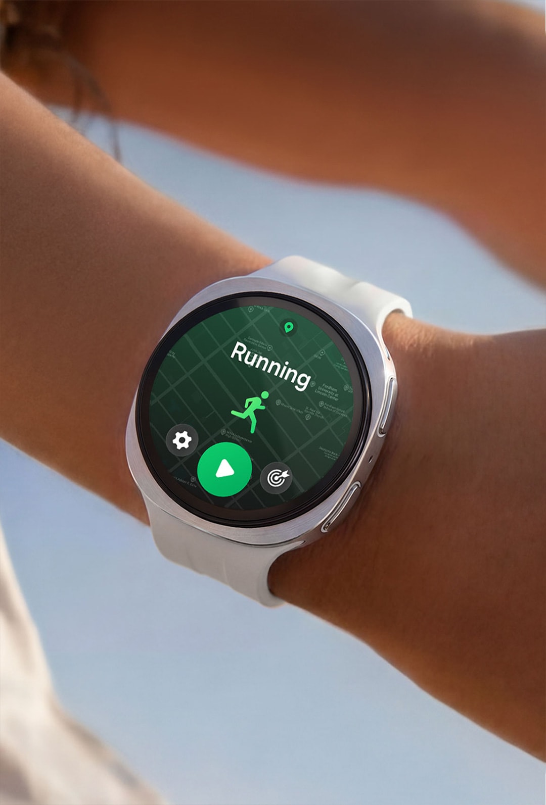 Une personne porte une Galaxy Watch9 en Argent avec un Bracelet Sport en Crème tout en étirant ses bras et un programme d'entraînement à la course à pied est ouvert sur l'écran de la montre.