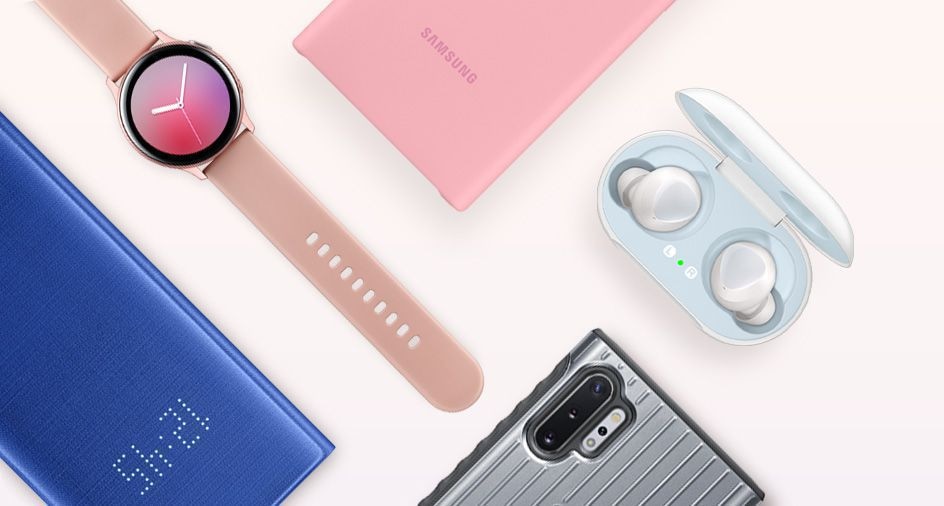 Pose à plat de plusieurs accessoires, notamment une couverture d'affichage à DEL, une montre Galaxy Watch Active2, des boutons Galaxy Buds et une protection de protection