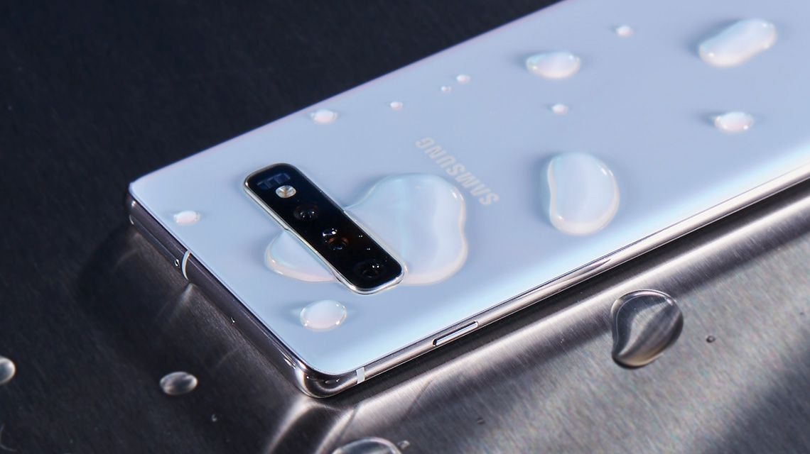 Le Galaxy S10 plus représenté est couché sur le devant, avec des gouttes d’eau pour représenter son indice de protection IP68.