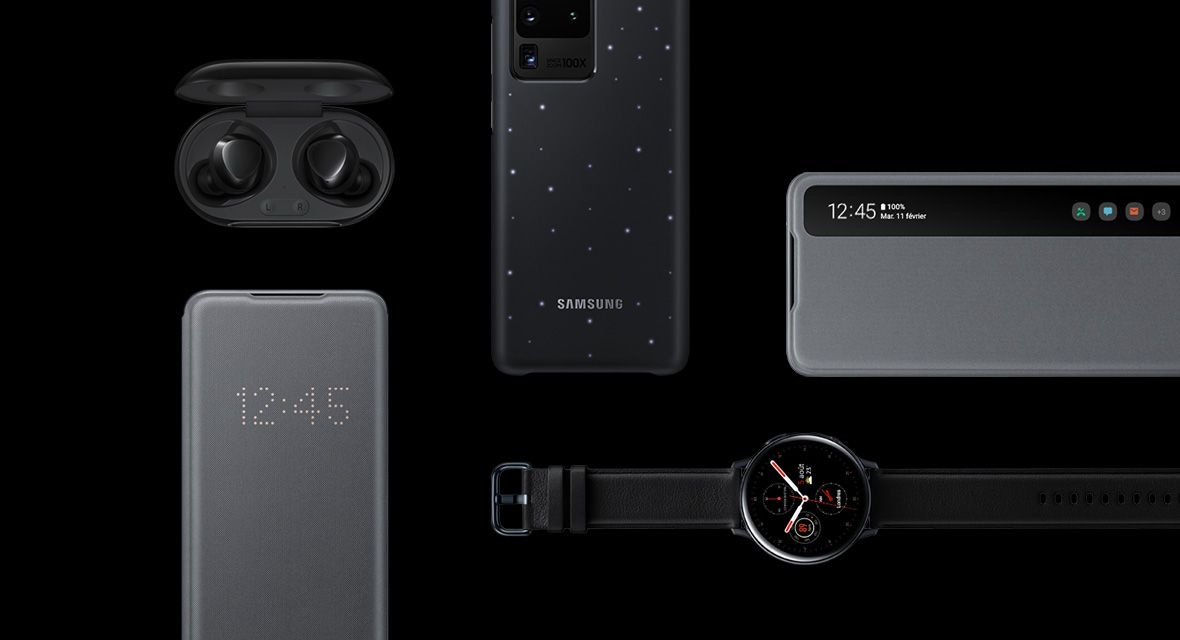 Une photo à plat de plusieurs accessoires Galaxy comprenant les Galaxy Buds plus, l’Étui LED View Smart, l’Étui LED Smart, l’Étui Clear View Smart et la Galaxy Watch Active2