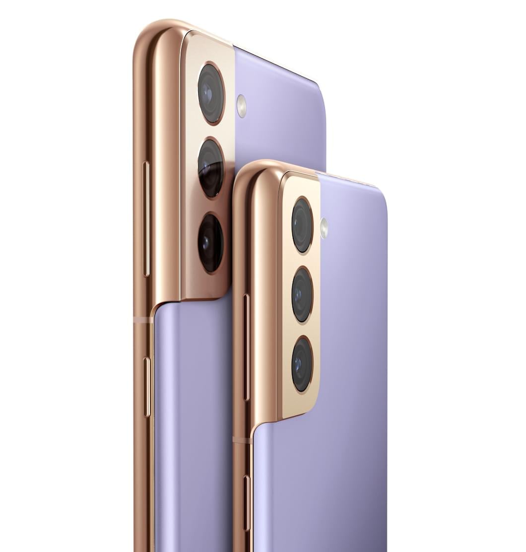 Un Galaxy S21 5G Rose Fantôme devant un Galaxy S21 Plus 5G Violet Fantôme vus tous deux en biais de dos. Les deux pivotent pour afficher un fond d’écran graphique à l’écran.