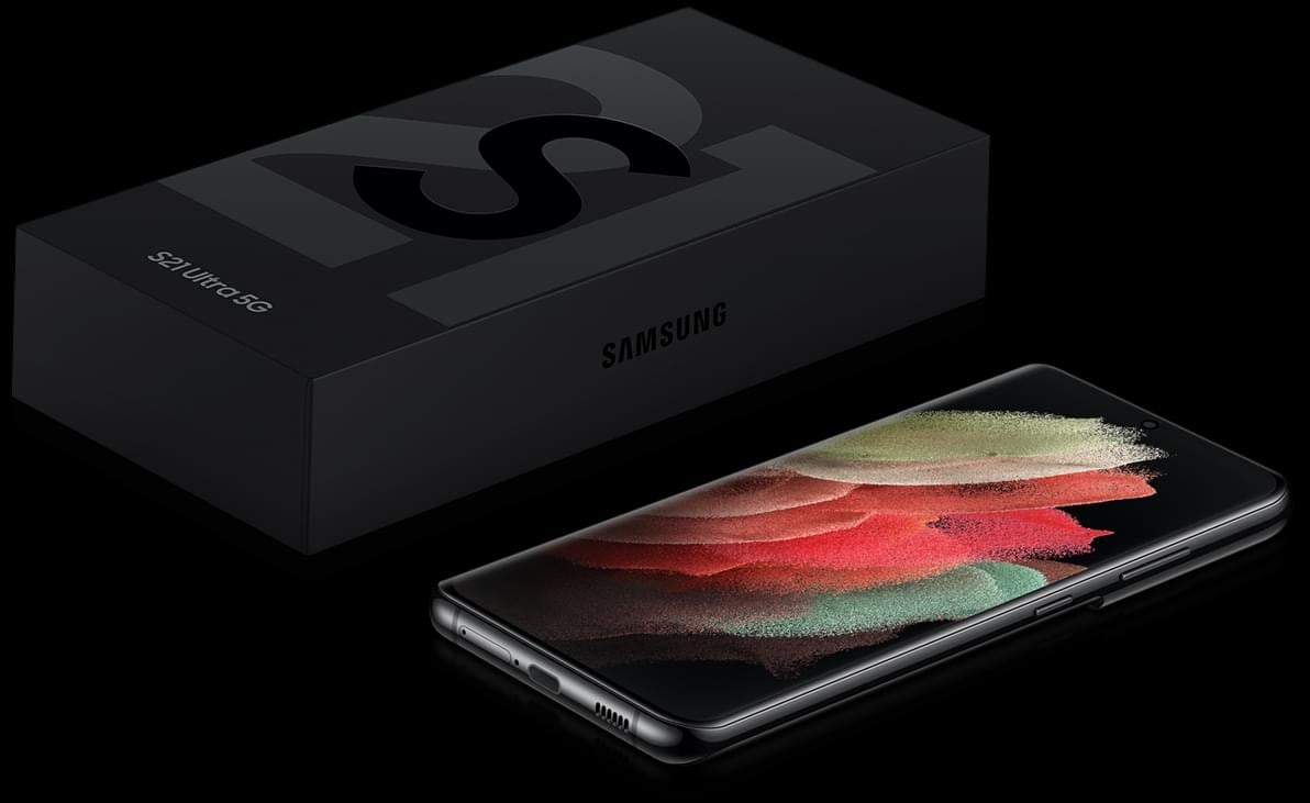 Photo à plat d’un appareil Galaxy S21 Ultra 5G Noir Fantôme et emballage, tous deux vus face vers le haut.