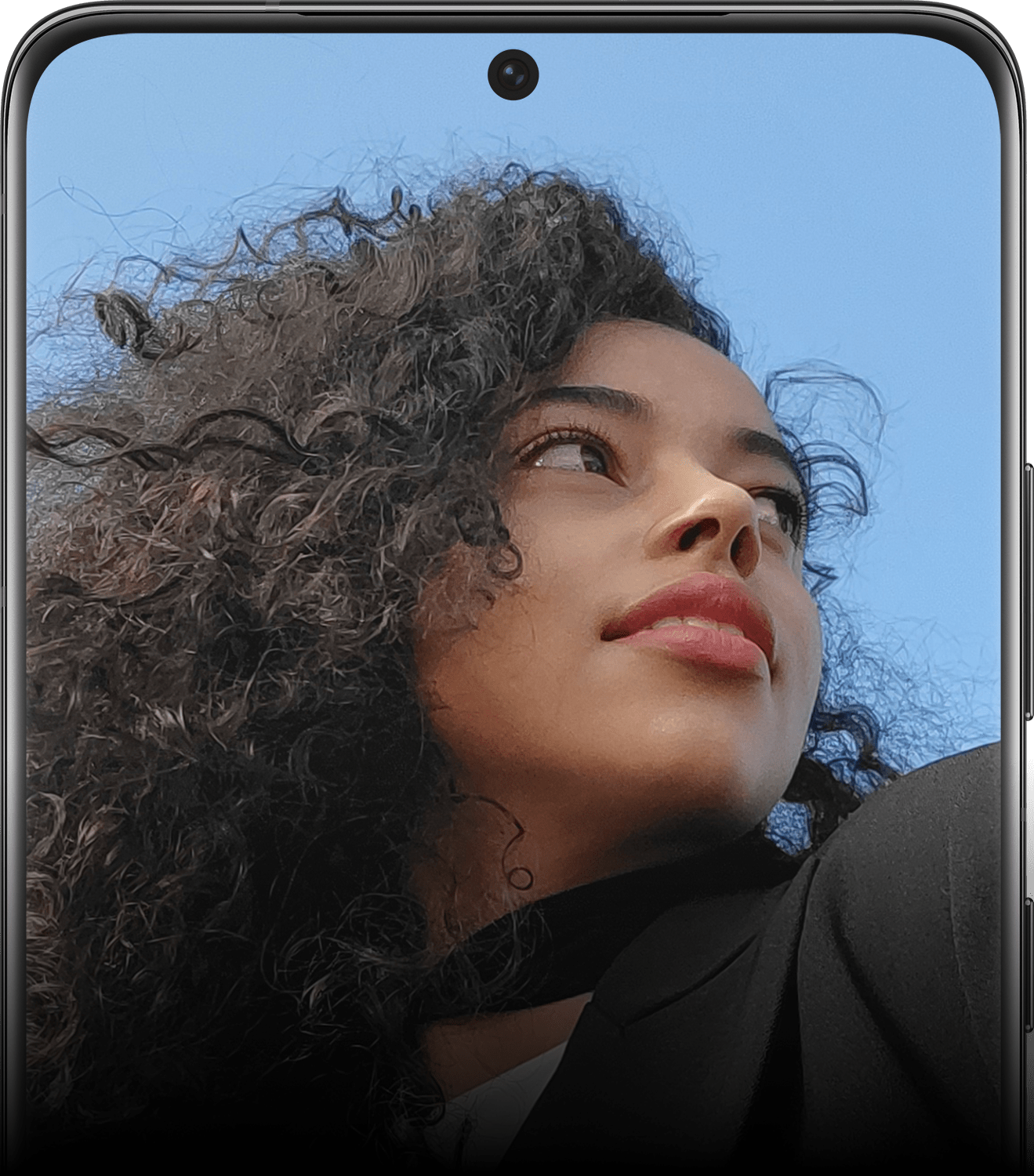 Moitié supérieure du Galaxy S21 Ultra 5G vu de face, avec la photo d’une femme à l’écran et une légende pour l’appareil photo Selfie.