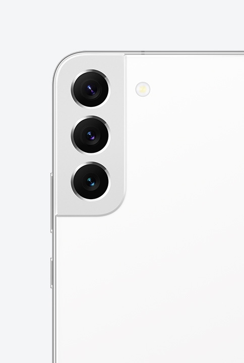 Deux téléphones Galaxy S22 plus en Phantom White. L'un montre un gros plan de la caméra arrière. L'autre téléphone est vu de côté pour montrer la conception symétrique.