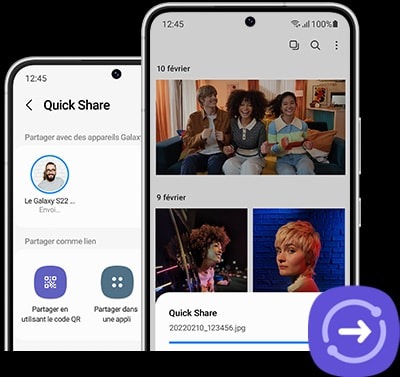 Deux smartphones Galaxy sont vus de face. L'un a le panneau Quick Share à l'écran. L'autre a la galerie à l'écran, montrant le remplissage des photos et des vidéos envoyées par Quick Share.