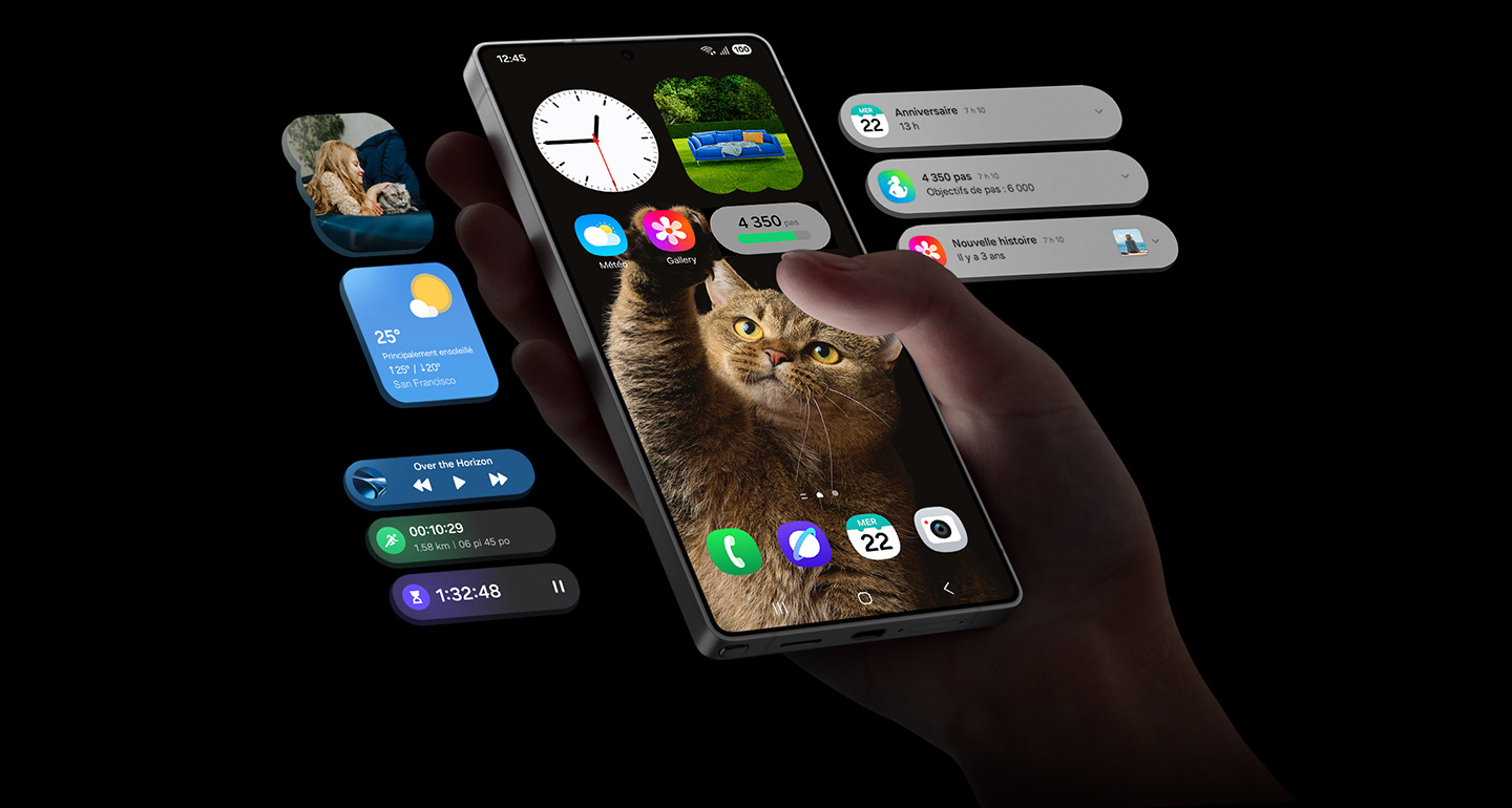 Le Galaxy S25 Ultra est vu avec différents widgets sur l’écran principal. L’appareil est encadré par d'autres widgets et notifications. À gauche, le widget Gallery, le widget météo et les alertes Now Bar du lecteur de musique, de fitness et du minuteur Now Bar. À droite, les notifications sont visibles.