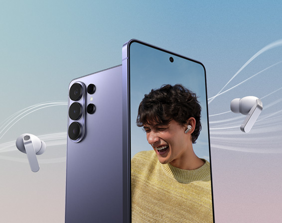 Une paire de Galaxy Buds4 Pro en Blanc entoure deux appareils Galaxy. L’un des appareils est visible de dos. L’autre Galaxy S26 Ultra affiche une personne portant des Galaxy Buds4 Pro en Blanc.