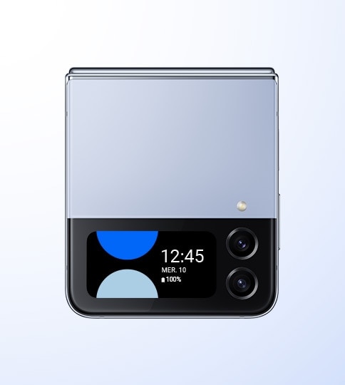Galaxy Z Flip4 en Bleu plié et vu de deux angles montrant la coque avant et la charnière.