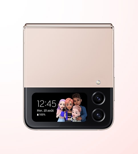 Un Galaxy Z Flip4 en Or Rose plié avec un emoji personnalisé en RA en guise de cadran sur l’écran extérieur.