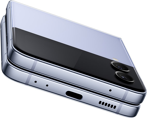 Plusieurs exemplaires du même Galaxy Z Flip4 fermé sont vus sous plusieurs angles. Ils sont entourés d’un jet d’eau.
