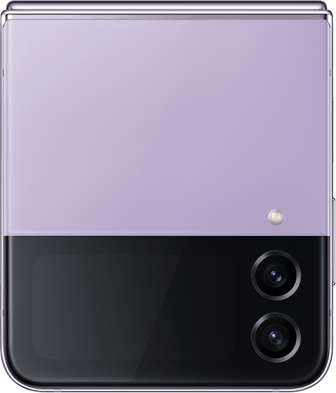 Coque avant d’un Galaxy Z Flip4 sur le côté avec une personne prenant un selfie affichée sur l’écran extérieur vertical. Le téléphone pivote et la photo pivote en conséquence, et affiche son format d’image d’origine sur l’écran extérieur désormais horizontal.