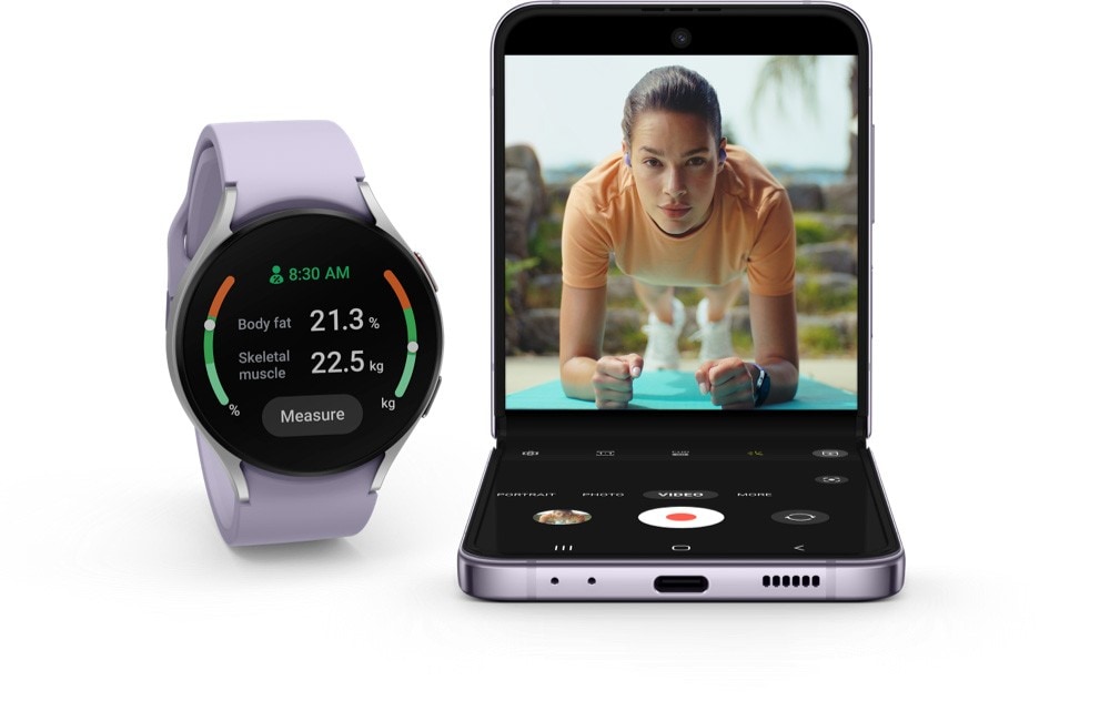 Galaxy Z Flip4 en mode FlexCam enregistrant une vidéo d’entraînement, situé à côté d’une Galaxy Watch5.