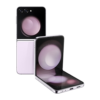 Deux smartphones Samsung Galaxy Z Flip5 de couleur lavande, l'un déplié et vu de l'arrière et l'autre en mode Flex, vu de l'écran principal.