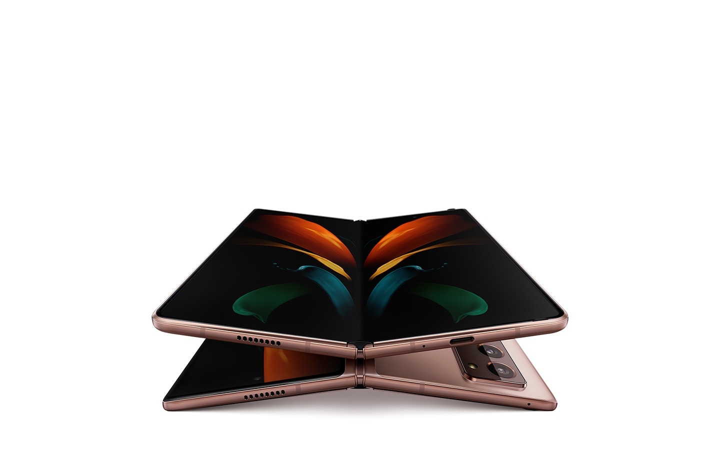 Deux téléphones Galaxy Z Fold2 dépliés, couleur Bronze Mystique, l’un posé sur le dos et l’autre sur le devant. Celui posé sur le dos et au-dessus de celui posé sur le devant et son écran affiche le fond d’écran papillon.