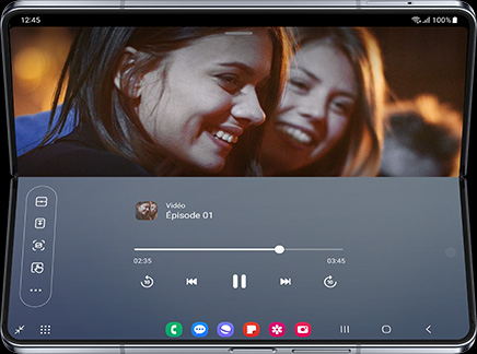Une vidéo est diffusée sur l’écran principal du Galaxy Z Fold5 en Flex Mode. Le panneau Flex Mode affiche les commandes de lecture dans la moitié inférieure de l’écran.