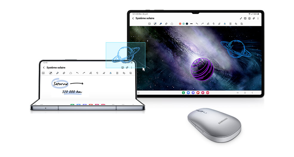 Une souris est utilisée pour faire glisser une image entre le Galaxy Z Fold5 en Flex Mode et un document sur la Galaxy Tab S9 Ultra.