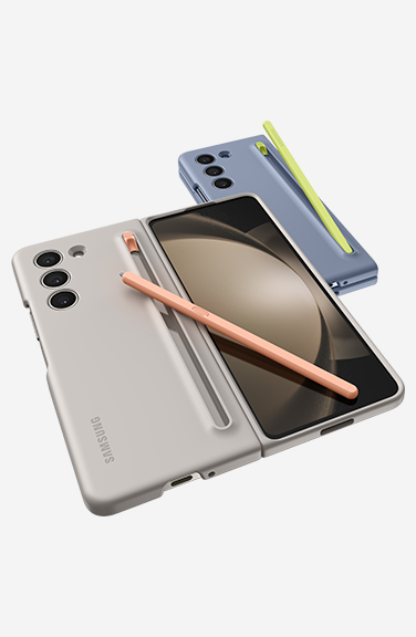 Deux Galaxy Z Fold5 avec l’étui S Pen fin installé. Deux options de couleur d’étui pour smartphone sont représentées : Sable et Bleu Glacier.