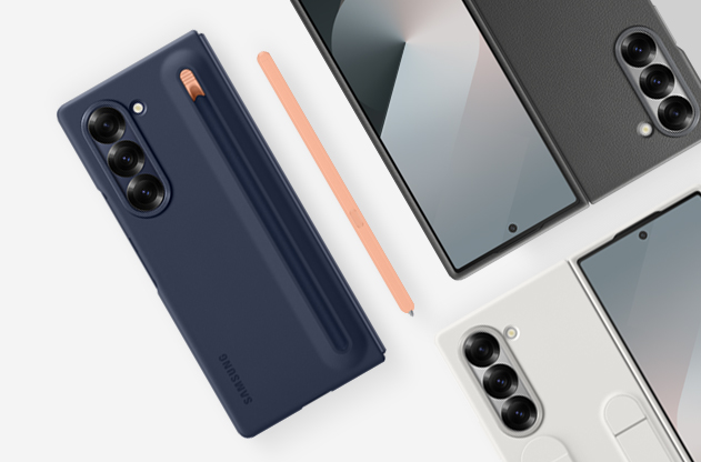 Une photo à plat de trois Galaxy Z Fold6 avec différents étuis installés.