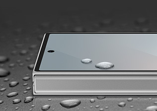 Gros plan sur un coin du Galaxy Z Fold6 avec des éclaboussures d’eau sur le côté.