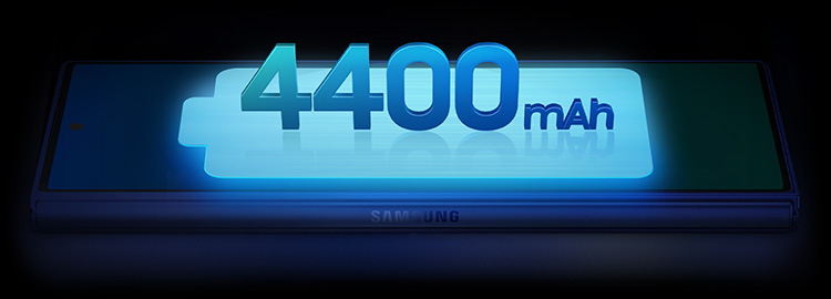 Le Galaxy Z Fold7 est vu plié depuis l’écran extérieur avec une icône de batterie au-dessus. La capacité de la batterie est de 4 400 milliampères-heures.