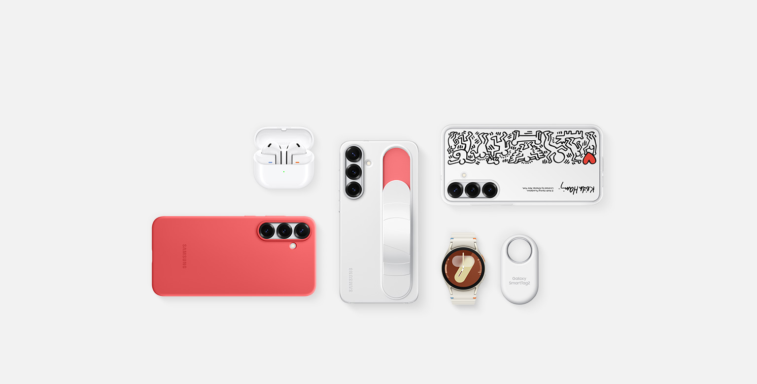 Uma disposição horizontal de acessórios Samsung para o Galaxy S25 plus: Galaxy Buds3 em Branco com os auriculares, Galaxy S25 plus com a Standing Grip Case em branco instalada, Galaxy S25 plus com a Flipsuit Case em Branco instalada, SmartTag2 em Branco, Galaxy Watch7 em Branco nata, Galaxy S25 plus com Silicone Case em Vermelho instalada.