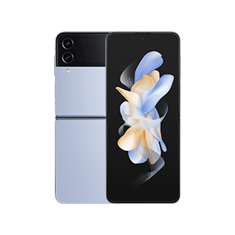 Dois Galaxy Z Flip4s Azuis estão desdobrados e em pé verticalmente. Um está virado para a frente, exibindo um papel de parede colorido semelhante a uma fita que combina com a cor do telefone. A outra está virada para trás, mostrando a capa Azul